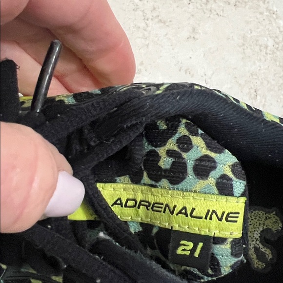 Brooks Adrenaline 21 Sneakers with Leopard Print - Green and Black 8 - Picture 9 of 12